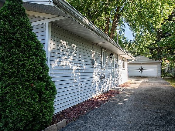 3rd image of 7622 Dahlia Dr