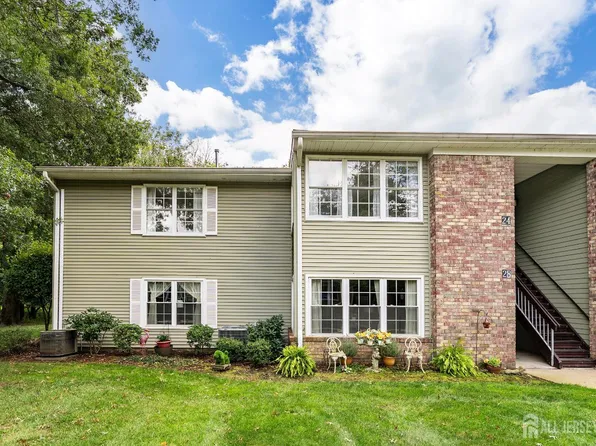 24 Arrowwood Ct, Red Bank, NJ 07701