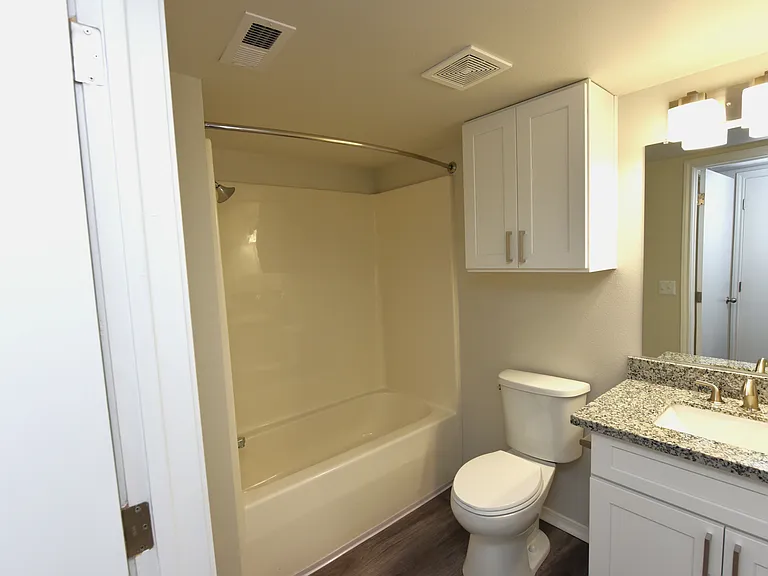 Keystone Crossing Apartment Homes — Photo 12