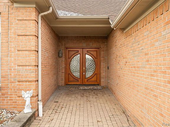 3rd image of 51389 Woodside Dr