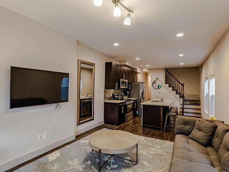 2416 Indianola Ave — Photo 3