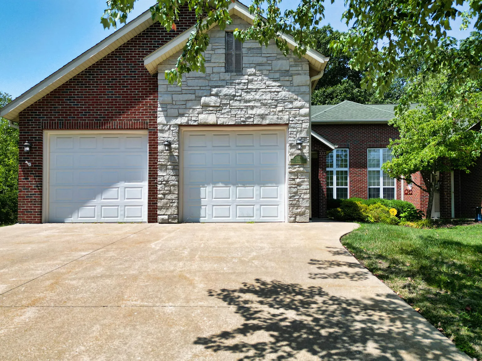 3 bed, 2.5 bath, 1996 sqft, $2,700 — Photo 2