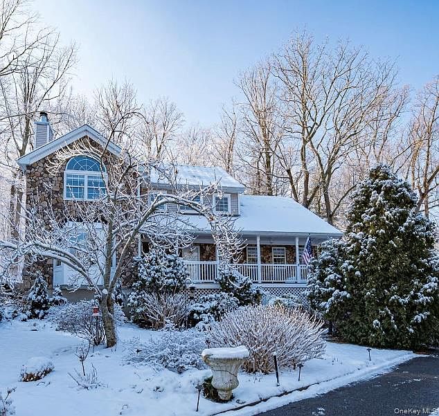 1st image of 6 Sandy Hollow Road