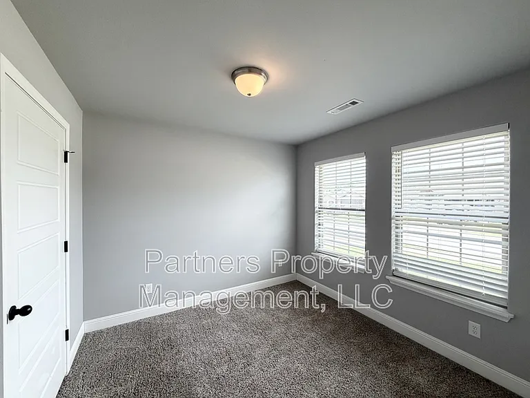 5910 NW Hancock St — Photo 5