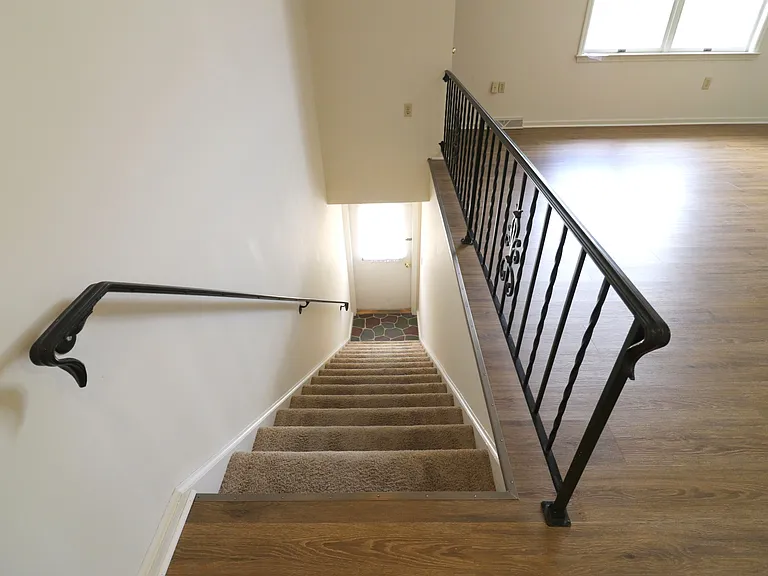 209 Colonial Dr — Photo 4