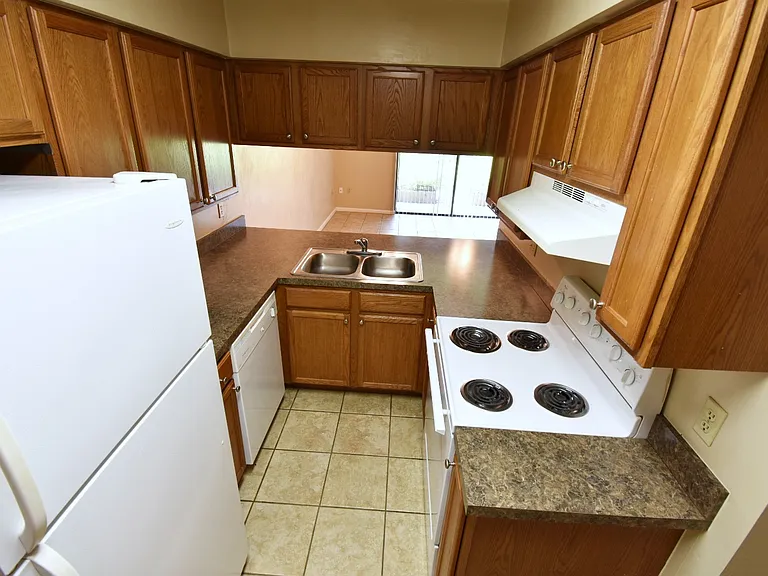 2635 SW 35th Pl — Photo 6