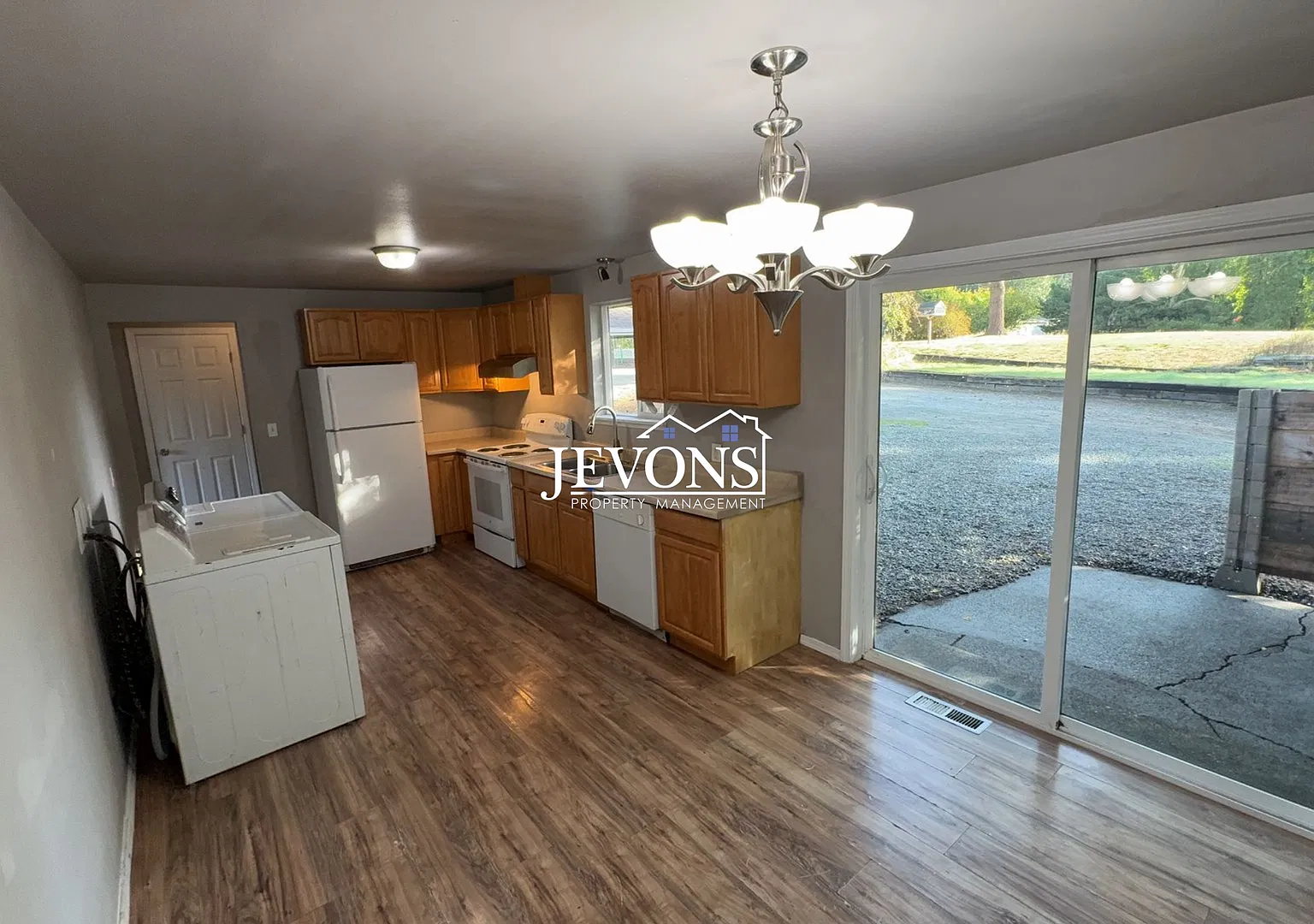 Kent 3BR Home with Washer & Dryer Ready Now — Photo 2