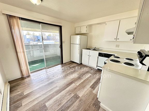 4th image of 1057 W Melrose St APT 203