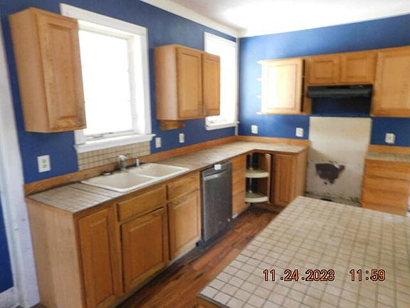 4th image of 412 Maumee St