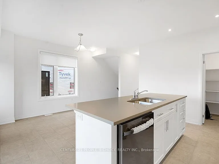 32 Humberstone Dr — Photo 5