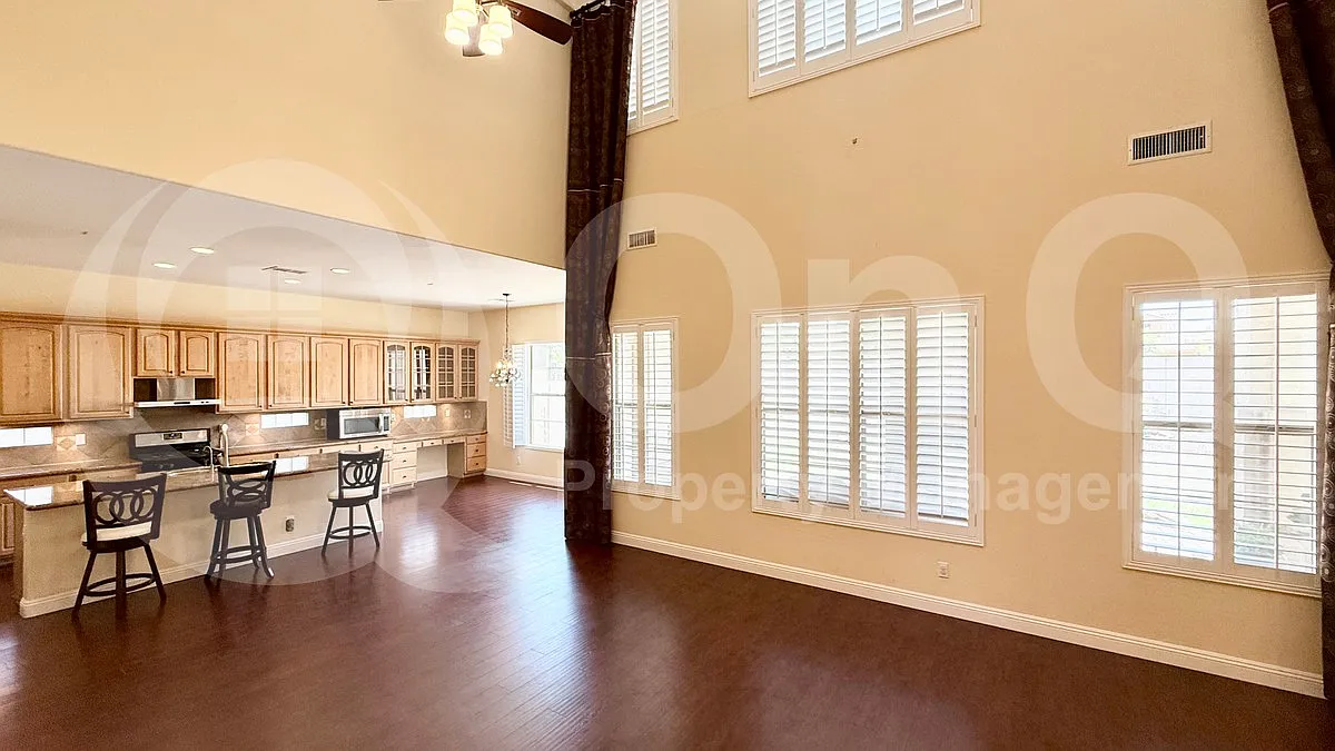4 bed, 3.5 bath, 3767 sqft, $3,995 — Photo 4