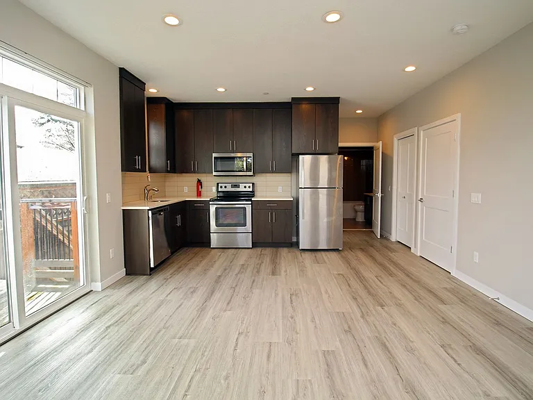 1906 SE Tacoma St #&-8118 — Photo 5