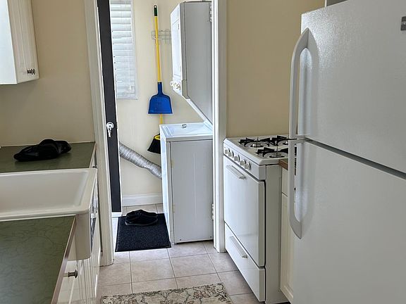 Kitchen to Laundry nook and washer/dryer