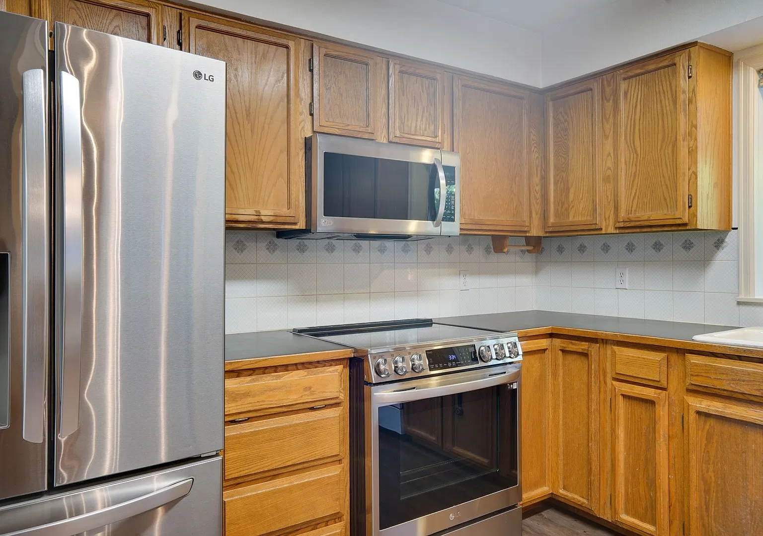 Desirable Eagle Lane Townhome — Photo 4