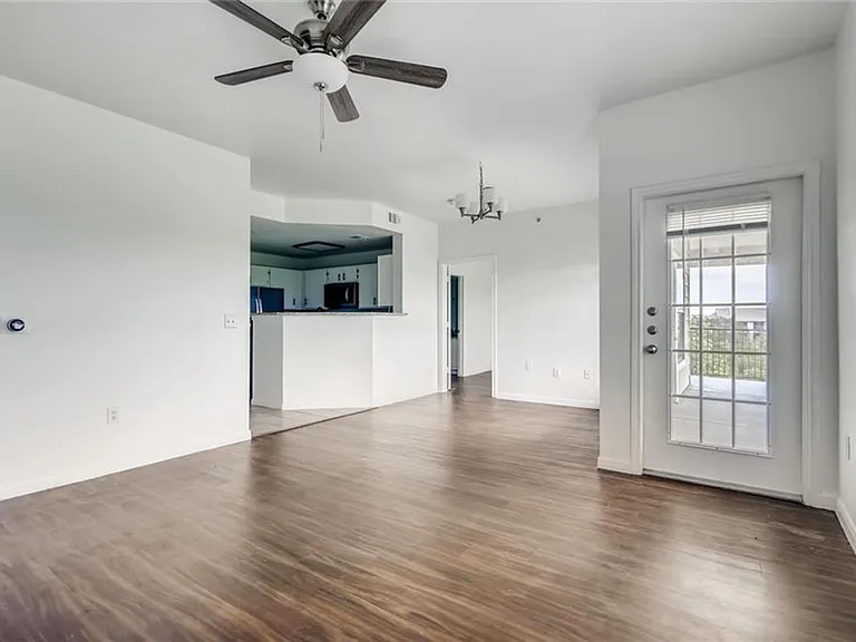 2320 Gracy Farms Ln — Photo 2