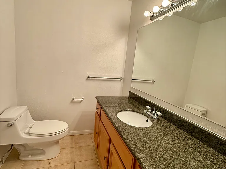 435 Genoa St #F — Photo 11