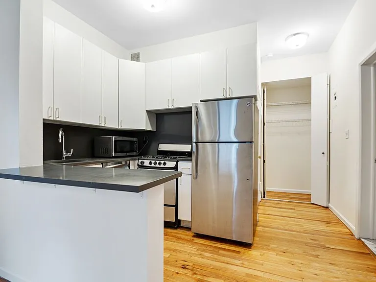 876 Lexington Ave #1A — Photo 3