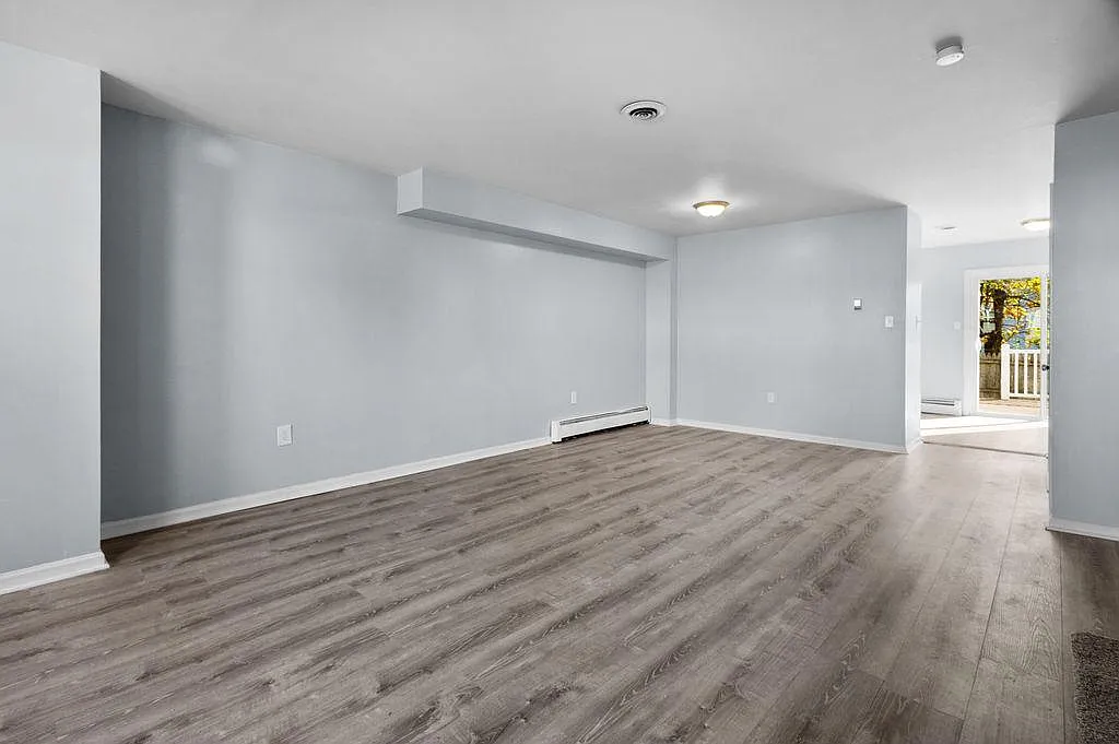 3 bed, 1.5 bath, 1368 sqft, $2,300 — Photo 4