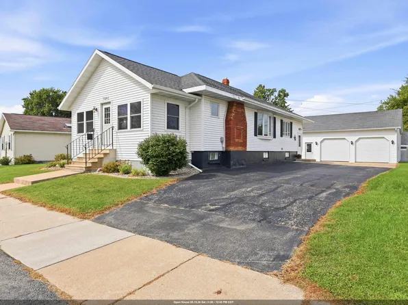 709 W North Water St, New London, WI 54961