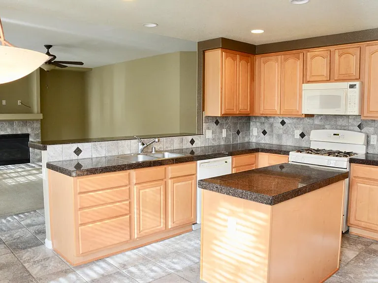 2420 Lincoln Meadows Dr — Photo 3