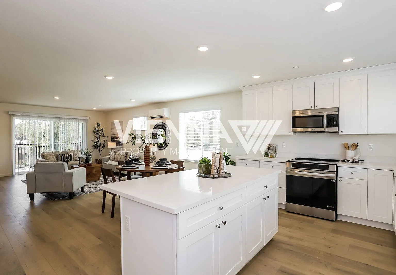3 bed, 3.5 bath, 1956 sqft, $2,645 — Photo 4