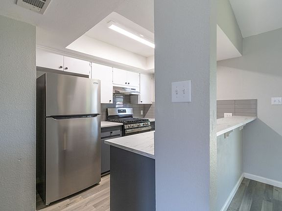 3rd image of 505 Old West Dr APT A