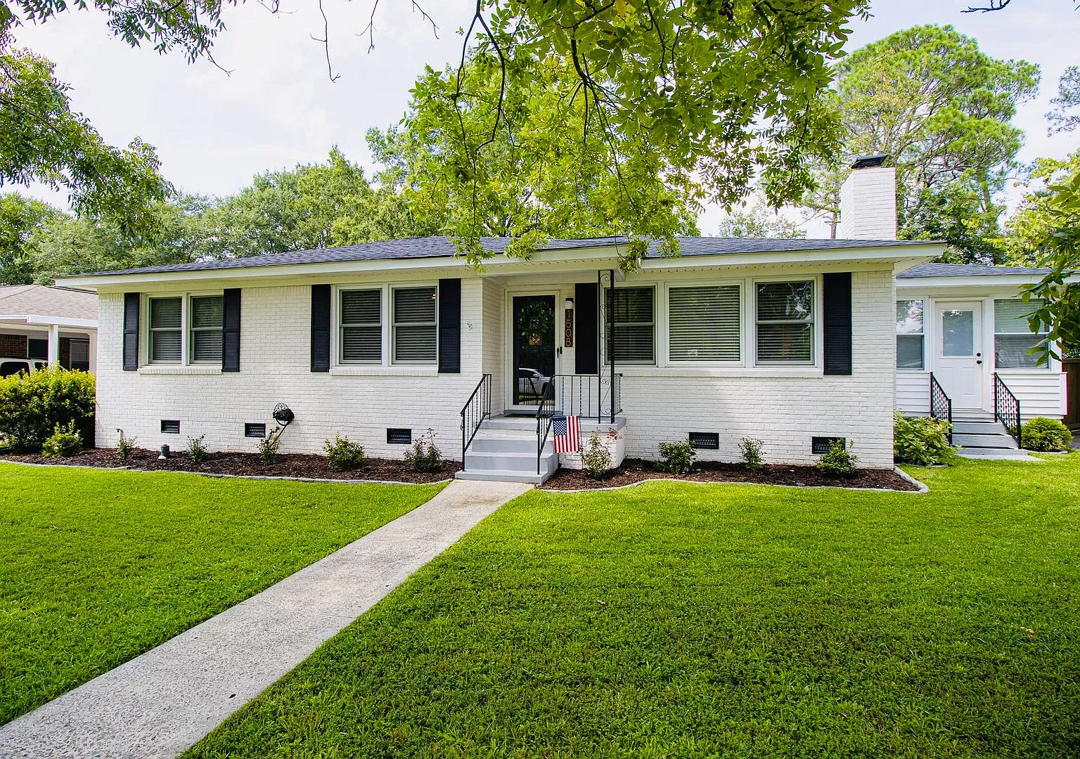 Stunning 3 Bed, 2 Bath brick home in West Columbia - Less than 10 minutes to Downtown Columbia an... — Photo 2