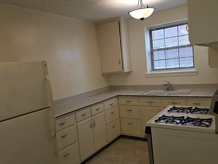 323 W Hayes St #2 — Photo 2