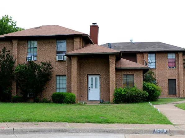 1202 Crescent Cir, Desoto, TX 75115