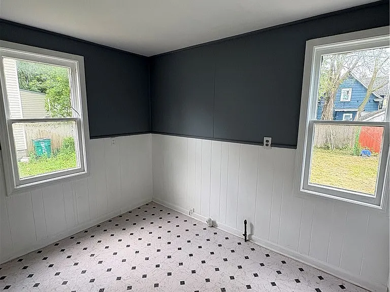 233 Laird Ave — Photo 6
