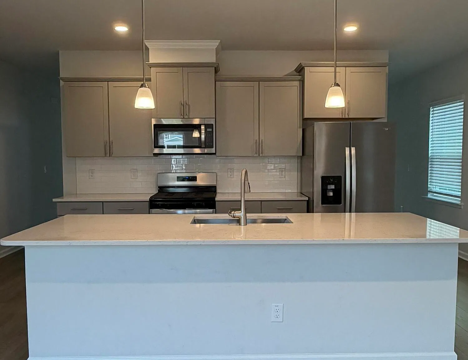 4 bed, 3.5 bath, 2100 sqft, $2,300 — Photo 3