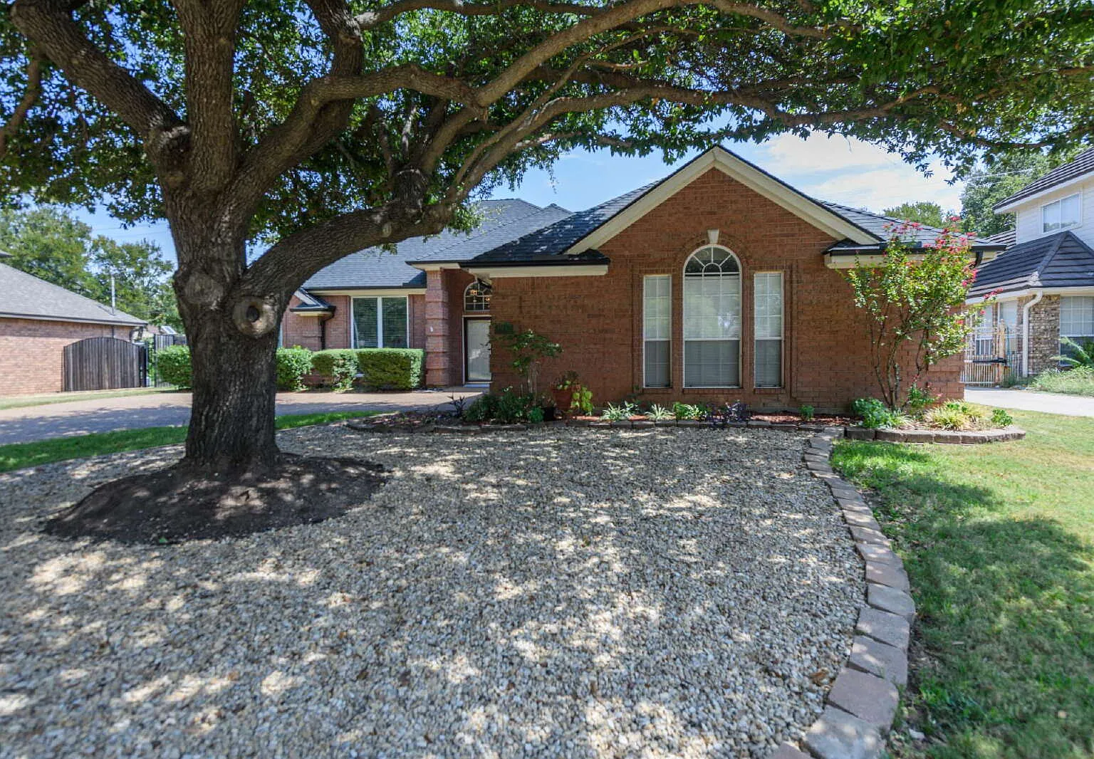 3 bed, 2.0 bath, 2097 sqft, $2,850 — Photo 2