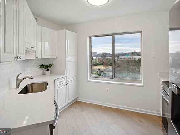 3rd image of 2151 Jamieson Ave Unit 2-602