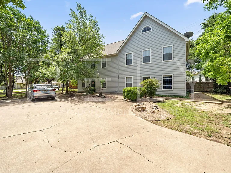 2908 Whisper Oaks Ln #D — Photo 2