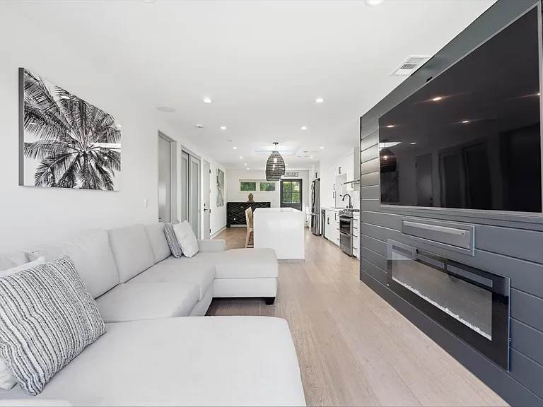 2219 Graham Ave — Photo 17