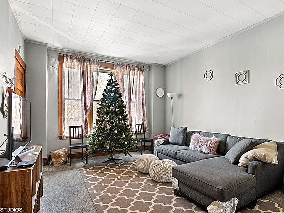 2nd image of 2036 N Hoyne Ave