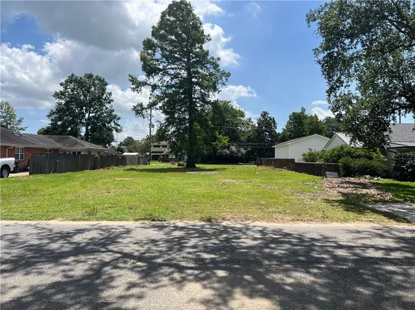 143 Colonial Club Dr, New Orleans, LA 70123