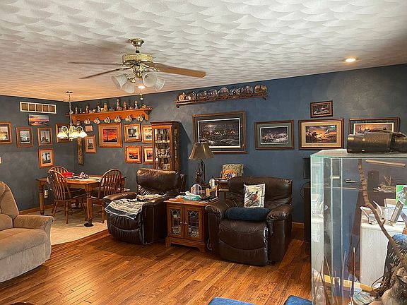 Family room 3