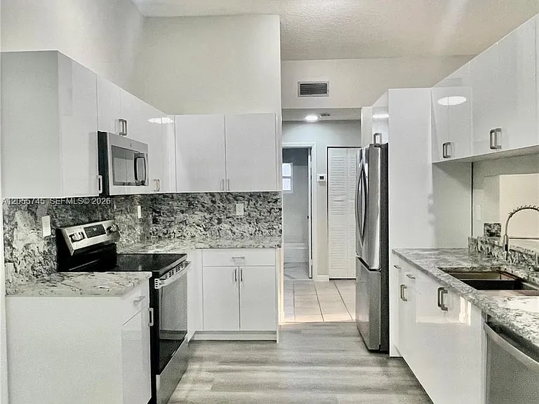 5508 NW 101st Ct — Photo 4