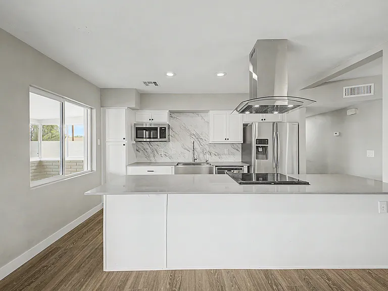 416 W Ivanhoe Pl — Photo 2