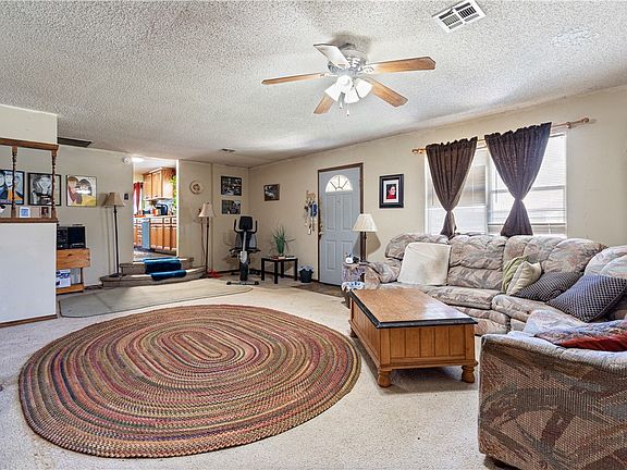 3rd image of 613 W Arkansas St