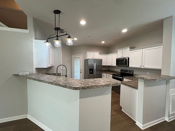 5th image of 632 Creekbend Ln