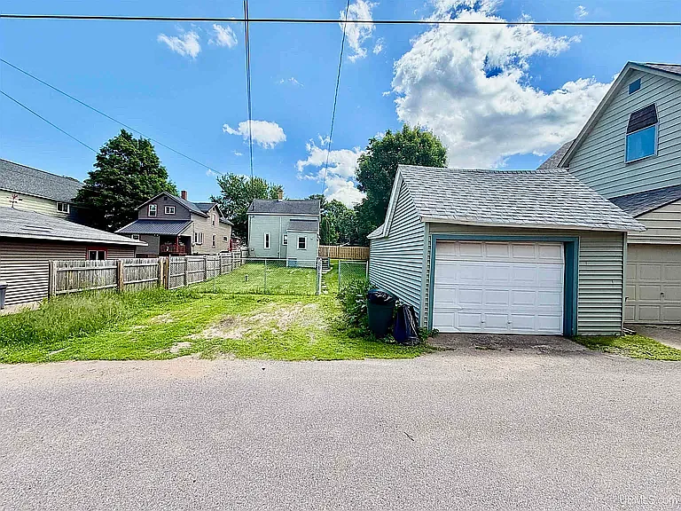 3 bed, 1.5 bath, 1653 sqft, $1,800 — Photo 3