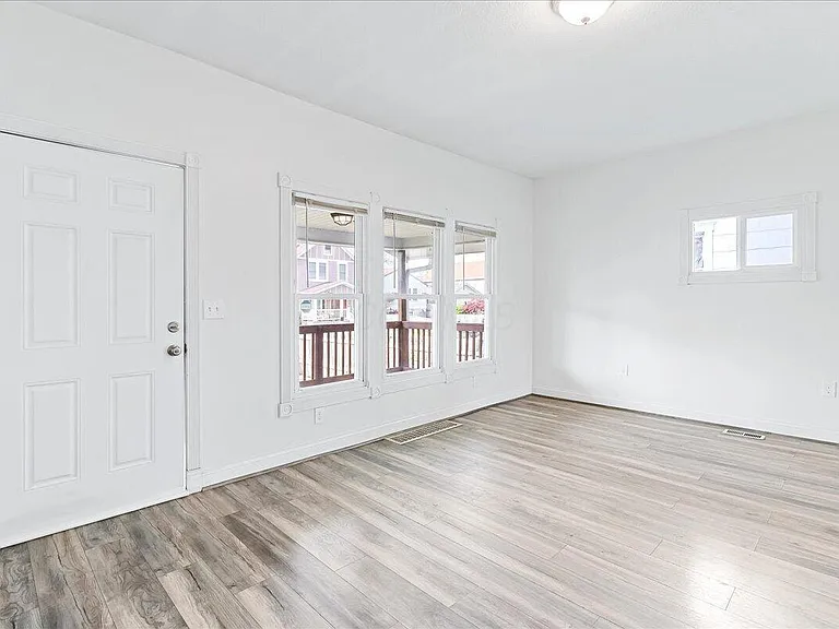 866 E Starr Ave — Photo 5