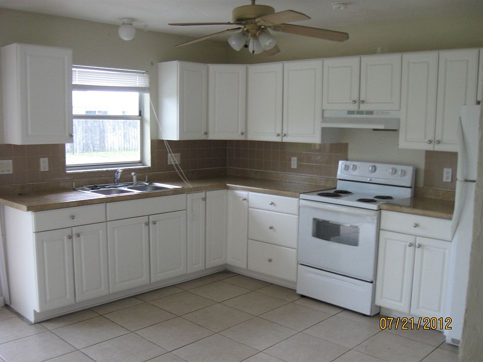 1st image of 913 SE 14th Ter