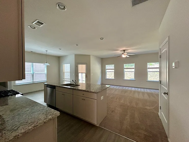 194 Bryon Ln — Photo 8