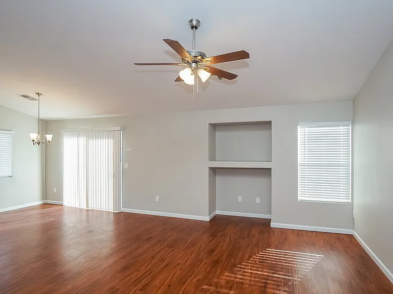 718 Saratoga Springs St — Photo 3
