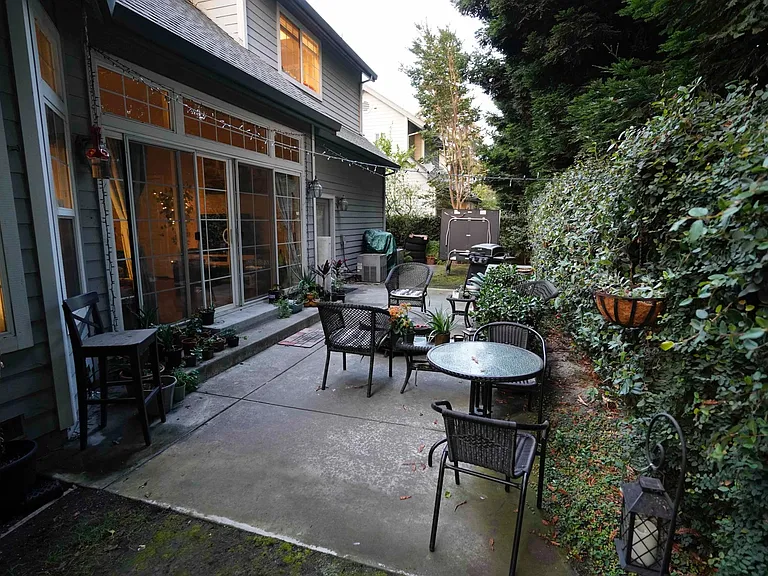 821 Moraga Dr — Photo 2