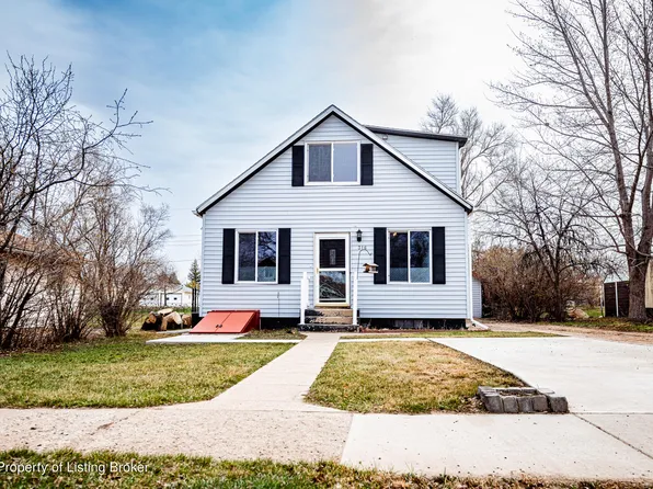 316 3rd St NE, Watford City, ND 58854