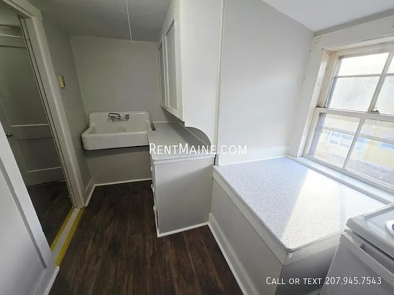 402-404 Hammond St #3 — Photo 2